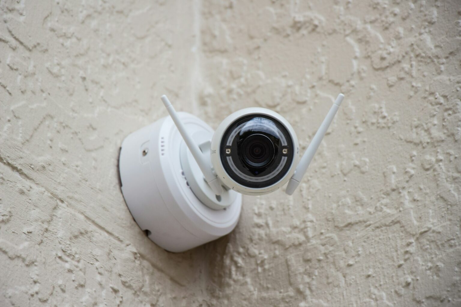 Security Camera Systems & Professional Installation in Los Angeles Wireless security camera mounted on an exterior wall
